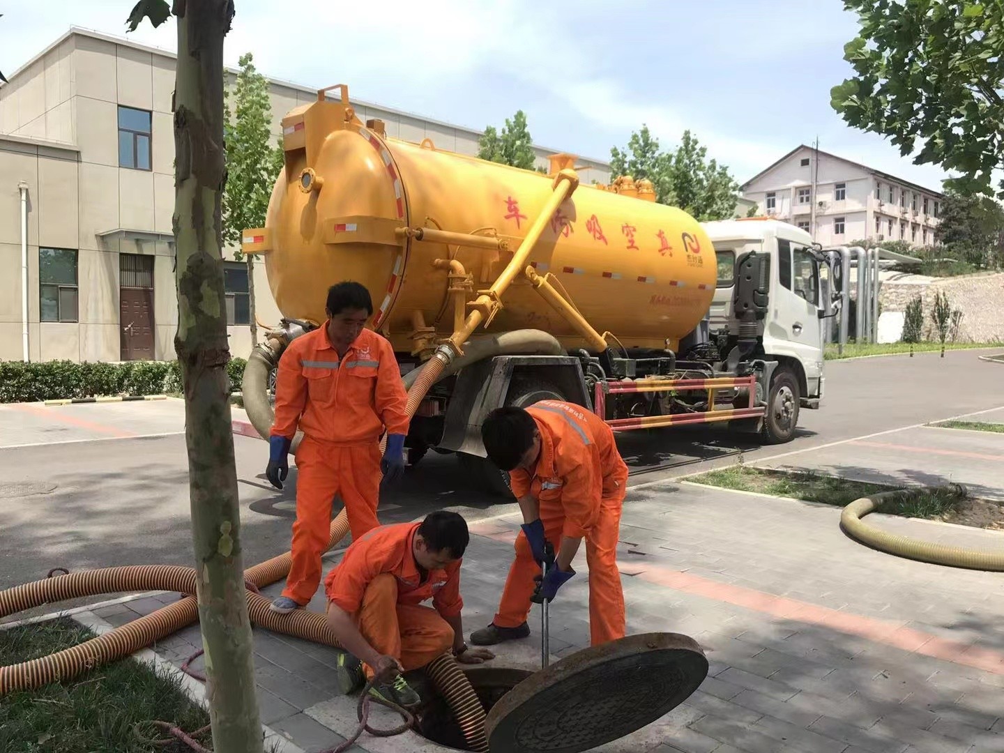 合浦管道疏通车停在窨井附近