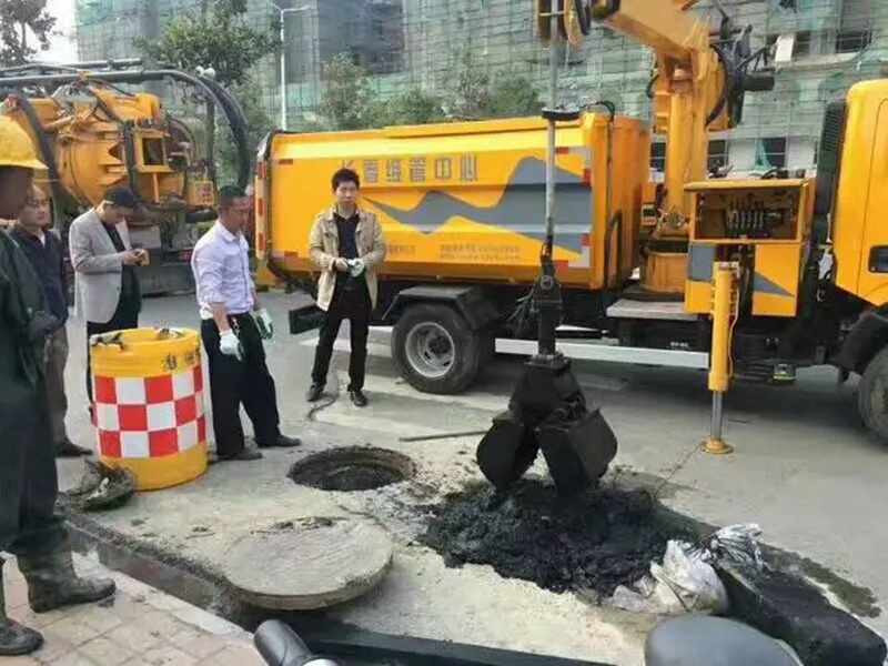 合浦街道：网格员化身“清道夫”，为民解忧疏通“堵心”化粪池